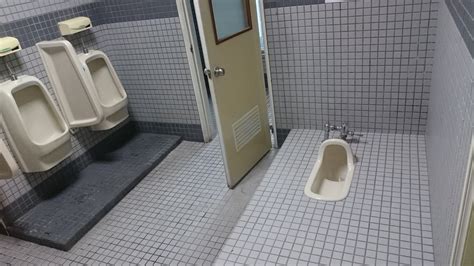開門旁是廁所